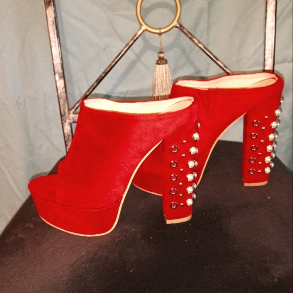 Red high heels with pearls Size (9)